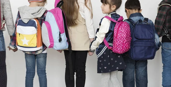 Grupo Escolares Crianças Com Mochila Por Trás Vista Traseira Blackground — Fotografia de Stock