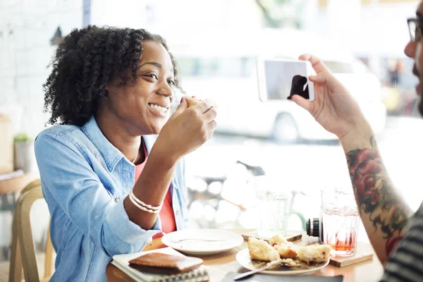 Hombre Haciendo Foto Mujer Cafetería Photoset Original —  Fotos de Stock