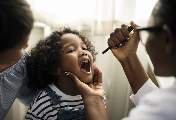 Niña Revisando Sus Dientes Fotoset Original — Foto de Stock