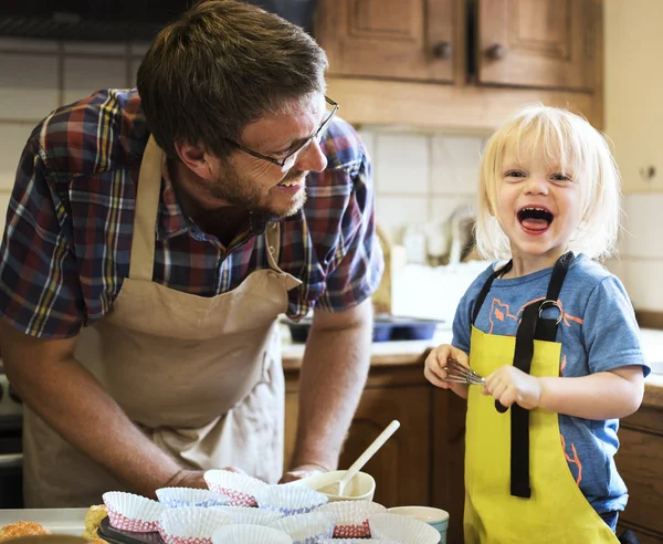 Far och son matlagning — Stockfoto