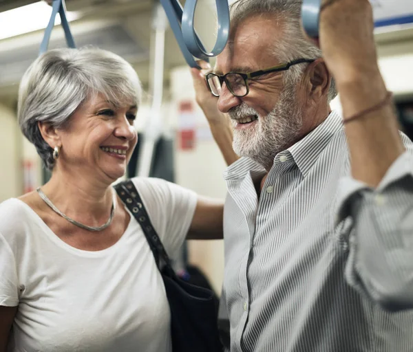 Seniorenpaar in Zug-U-Bahn unterwegs — Stockfoto