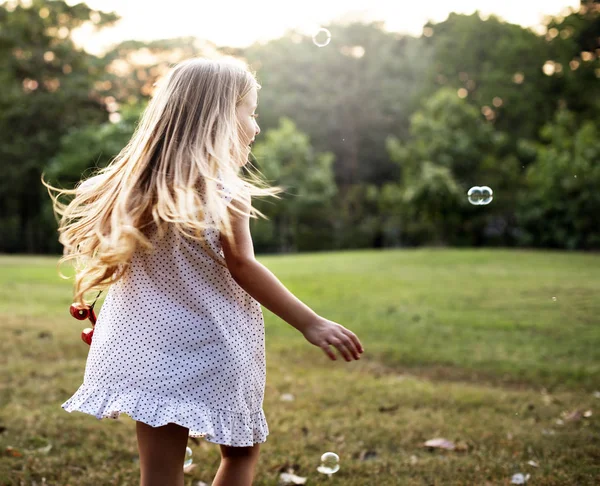 Kinder Spielen Blasen Einem Park Originelle Fotoserie — Stockfoto