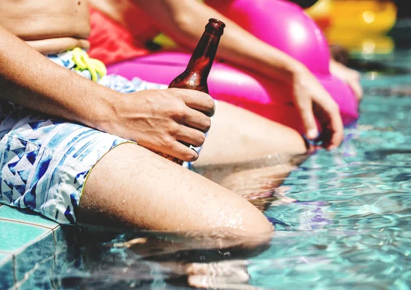 Gros Plan Homme Tenant Une Bouteille Bière Bord Piscine — Photo