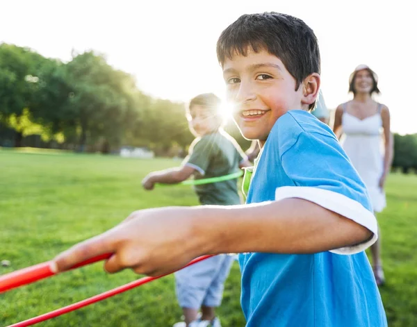 Famiglia Felice Che Gioca Nel Parco Fotoset Originale — Foto Stock