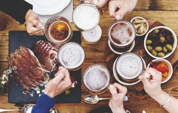 Mensen vieren en drinken — Stockfoto