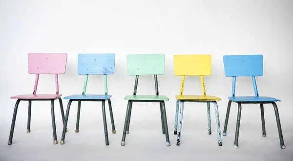 Kleurrijke stoel is op een rij. — Stockfoto