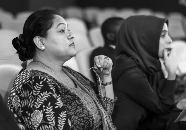 Twee Internationale Zakelijke Vrouwen Zitten Een Vergaderruimte Originele Photoset — Stockfoto