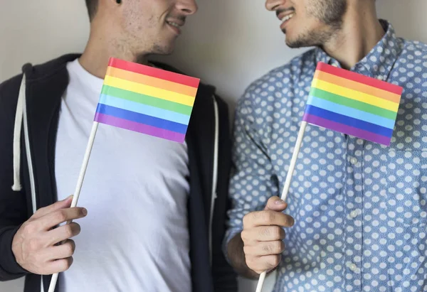 Gay casal segurando bandeiras — Fotografia de Stock