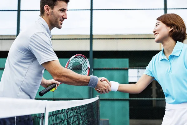 Jogadores de tênis apertando as mãos — Fotografia de Stock