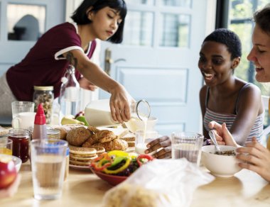 Grup birlikte kahvaltı çeşitlilik genç kadını, orijinal photoset