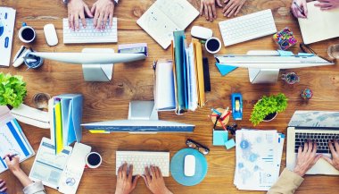 İnsanların bilgisayarda özgün çalışma havadan görünümü photoset