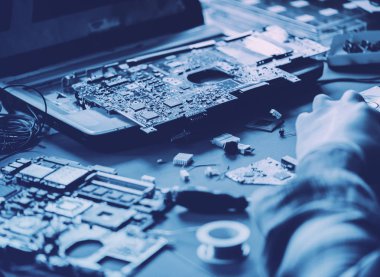 Bilgisayar anakart üzerinde çalışan teknisyenler