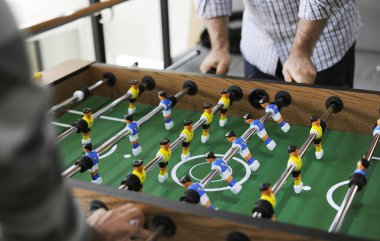 Masa futbolu oynayan insanlar, orijinal photoset