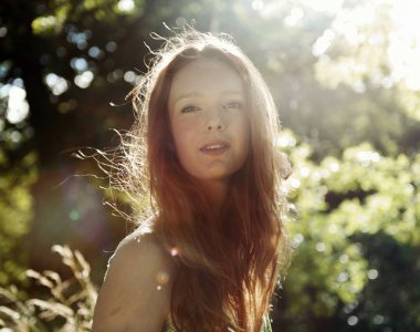 Doğada, özgün güzel genç kadın photoset