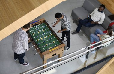 İnsanlar oynarken zevk langırt tablo futbol oyun rekreasyon boş zaman, özgün photoset