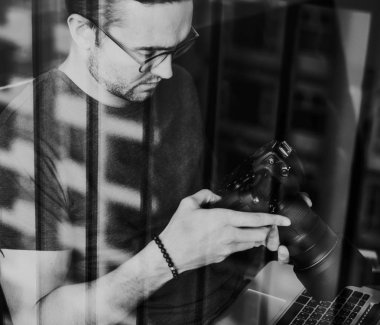 yakışıklı fotoğrafçı adam ile modern fotoğraf makinesi, özgün photoset