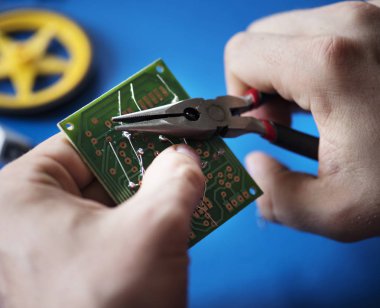 Pense ve bilgisayar devre ma-çalıştıracağız elleriyle closeup