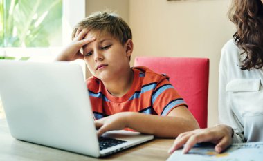 Çocuk evde laptop dizüstü bilgisayar kullanarak, özgün photoset