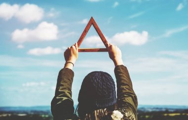 Arka görünümü kadın tutarak üçgeni dağda, özgün photoset