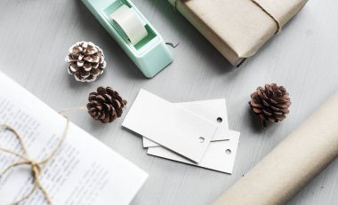 Kaydırılan mevcut hediye kutusu ile çam kozalağı, orijinal ahşap arka plan üzerinde photoset