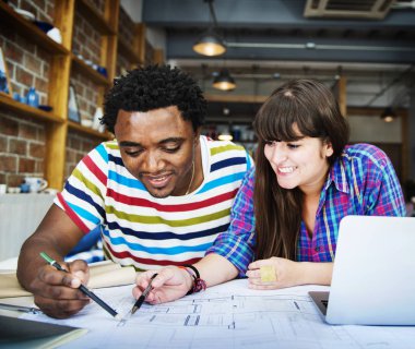 Grup mimarileri çalışıyor onların proje üzerinde orijinal photoset