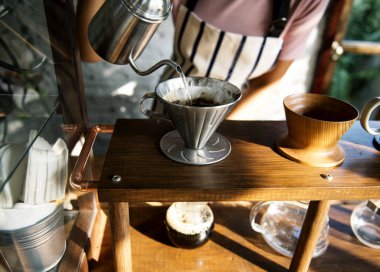 Afrikalı kadın dükkanda çalışan önlük 