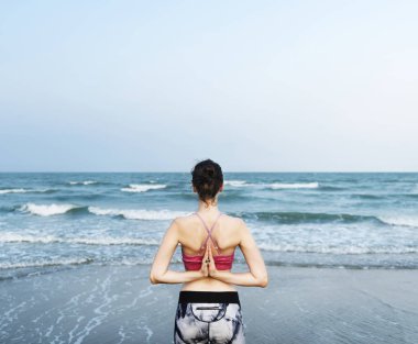 esneme yoga egzersiz yapıyor kadın