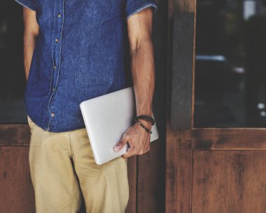 Dizüstü elinde tutan adam