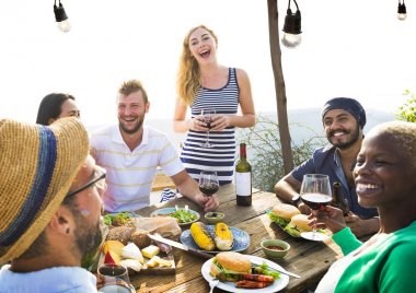 Grup çeşitli arkadaşlar açık havada akşam yemeği parti açık havada, özgün photoset