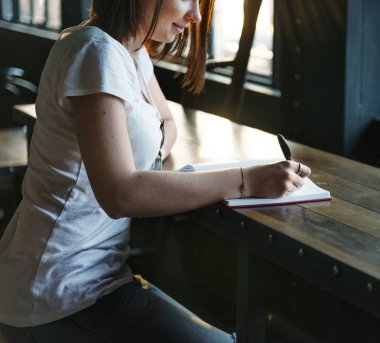 Bir defterde yazılı bir kadın, orijinal photoset