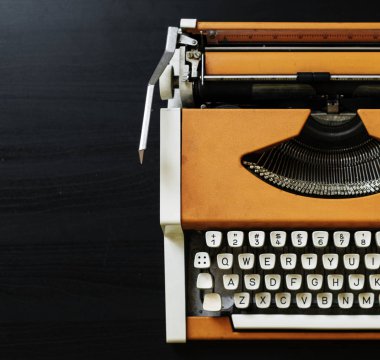 Retro turuncu daktilo 