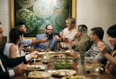 Grup çeşitli arkadaşıyla birlikte, özgün bir akşam yemeği yaşıyorsanız photoset