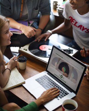 Arkadaşlar, özgün müzik photoset