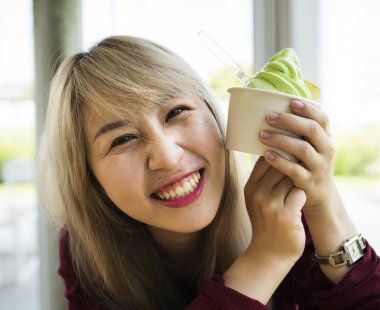 Bir kaba, özgün karpuz dondurma yemek kadın photoset