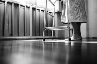 Bir walker kullanan bir yaşlı adam