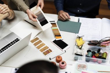 Birlikte özgün projede çalışan kişiler photoset