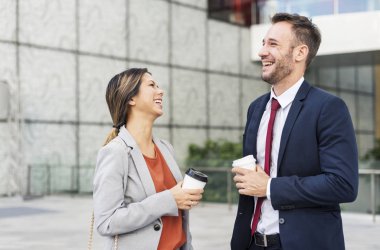 iş adamları iş tartışıyor