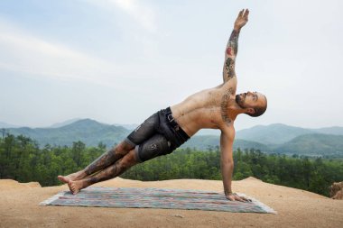 Doğada, orijinal Yoga yapan erkek photoset