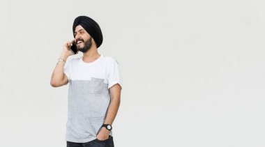 Hintli adam telefonda, özgün konuşuyor photoset