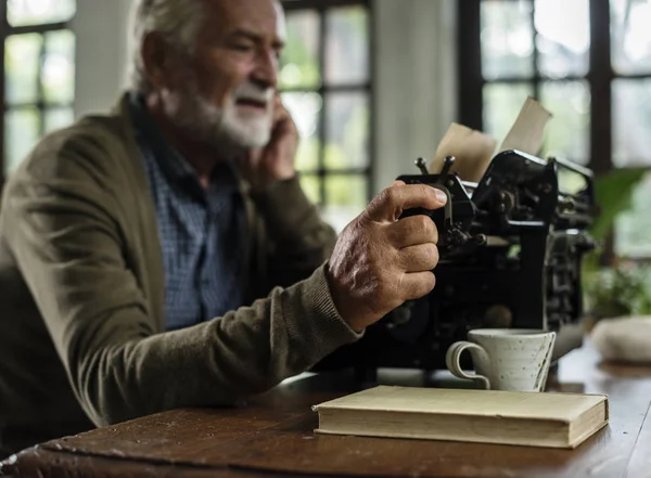 Senior Kaukasische Man Met Vintage Typemachine — Stockfoto