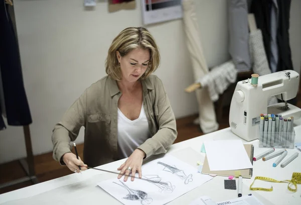 Diseñadora Mujer Ropa Trabajando Proyecto Fotoset Original — Foto de Stock