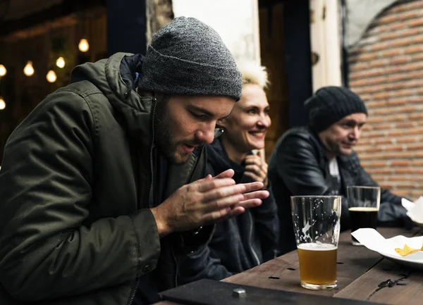 Olika människor som pratar — Stockfoto