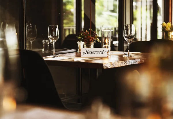 Зарезервований стіл у ресторані — стокове фото