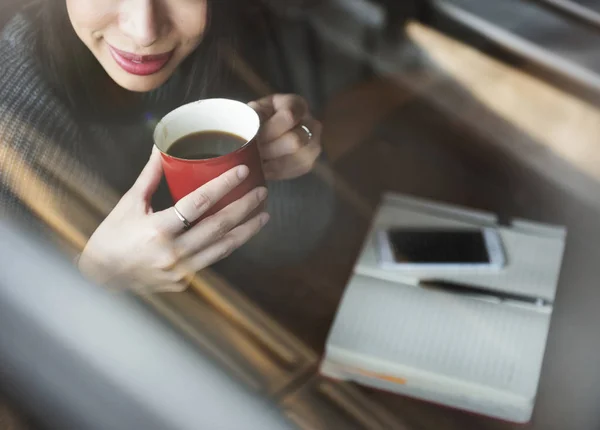 Frau trinkt Kaffee — Stockfoto