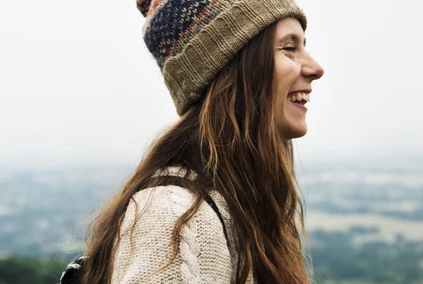 Usmívající se žena cestovatele — Stock fotografie