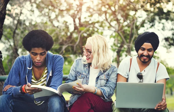 Studenters lärande tillsammans — Stockfoto