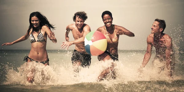 Grupa Ludzi Zróżnicowany Jest Zabawy Plaży Photoset Oryginał — Zdjęcie stockowe