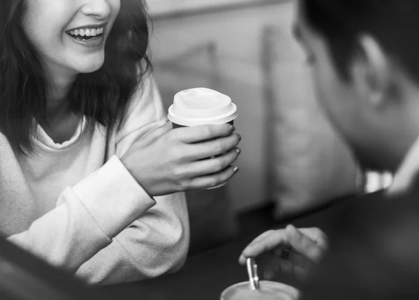 Casal beber café em um café — Fotografia de Stock