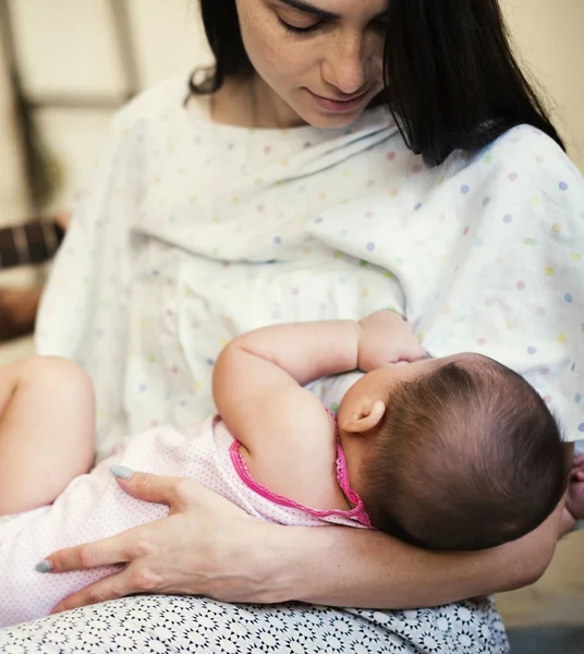 Mom Makan Bayinya Foto Asli — Stok Foto