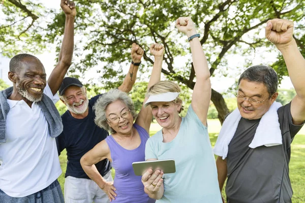 Grupo Amigos Idosos Repete Exercício Esportivo Tablet Digital Photoset Original — Fotografia de Stock